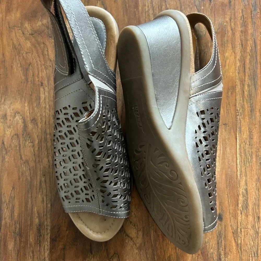 Stylish Women's Silver Wedge Sandals - Picture 4 of 7